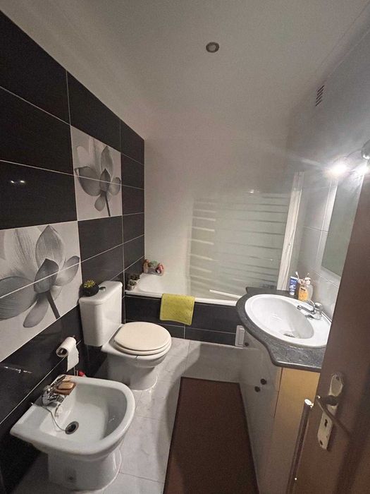 Arrenda-se: Apartamento T4+1 Duplex (Parcialmente Mobilado e Equipado) Excelente Exposição Solar | Portais da Arrábida – Quinta do Anjo – Palmela