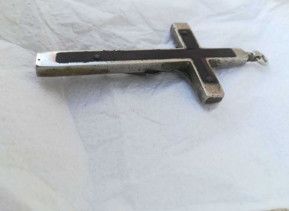Crucifixo Centenário de pendurar ao peito 

Em metal e madeira 

Compr