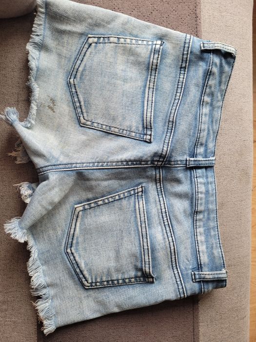 Jeansowe szorty zakonczone nitkami z kieszeniami r. 38 Vila