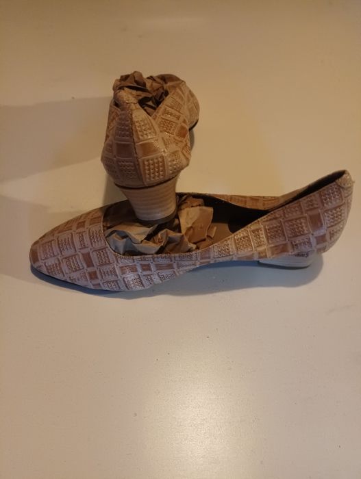 Sapatos rasos em creme/bege,de marca Exclusive