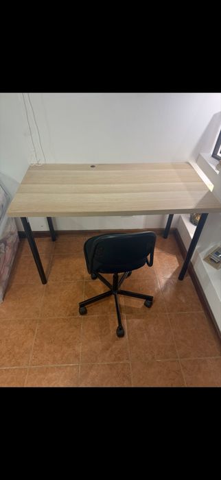Secretaria com cadeira em muito bom estado