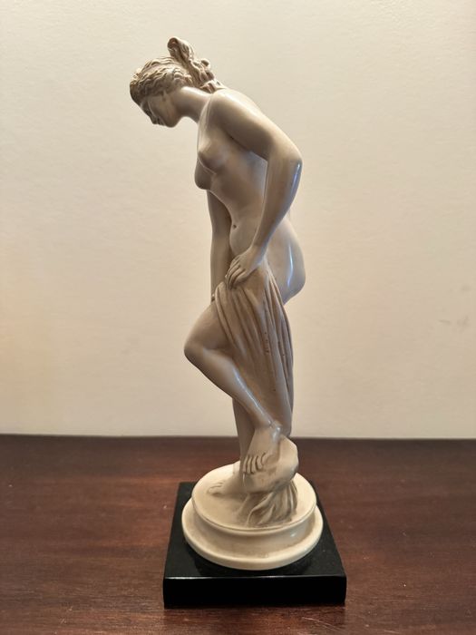Estatueta feminina decorativa deusa romana Vénus estilo clássico/art déco, base preta, 30 cm