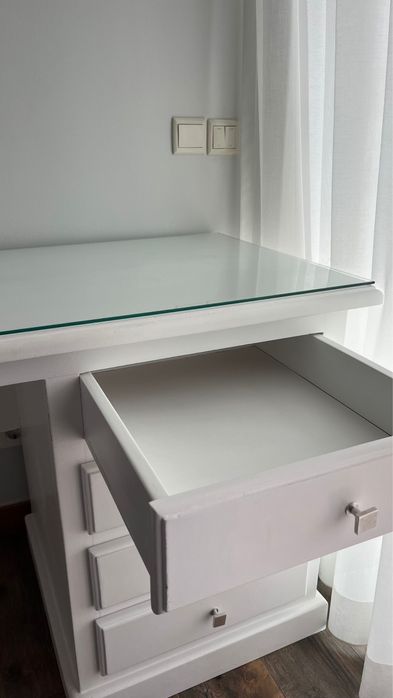 Secretária branca com tampo de vidro