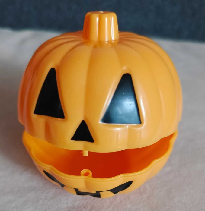 Mały pojemnik z akcentem Halloween .