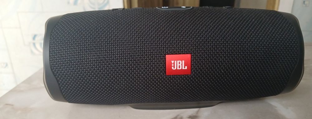 Продам колонку Jbl charge 4