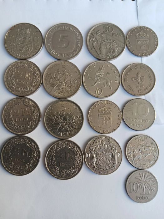 17 moedas diversas. Belas