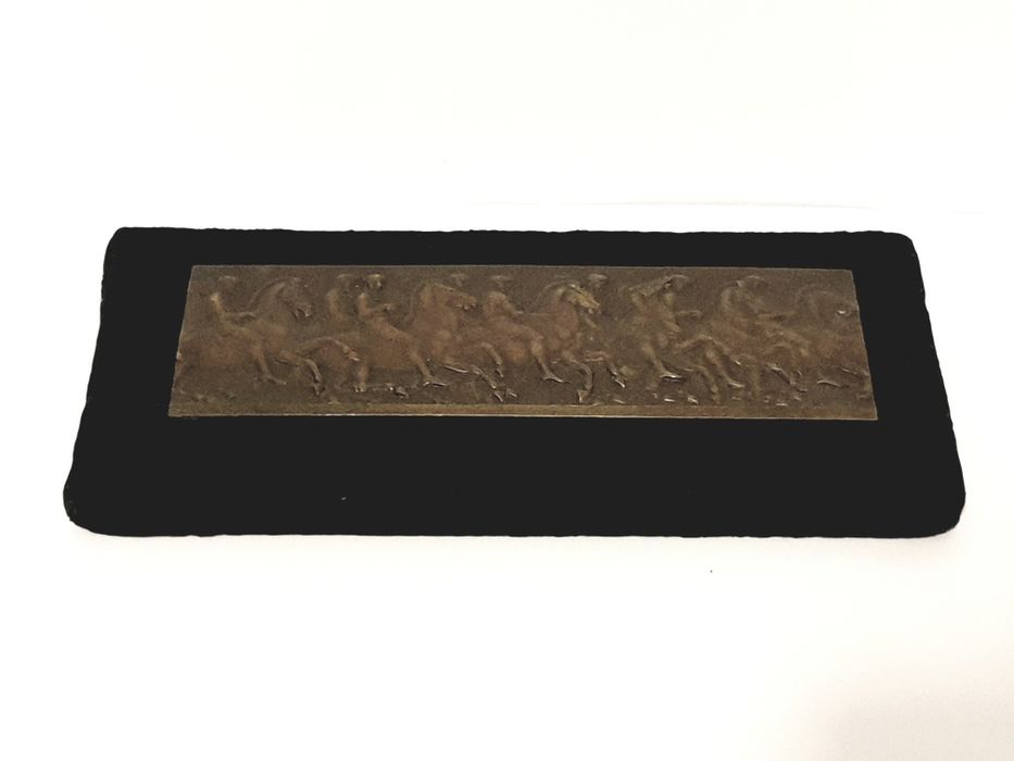 Maravilhosa placa em bronze com motivo equestre antigo