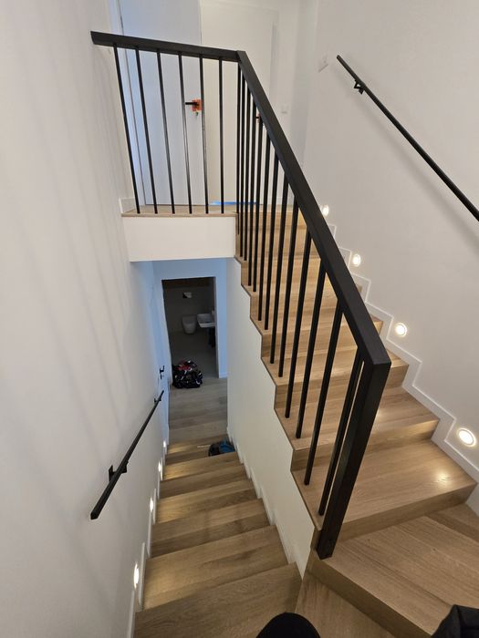 Schody dywanowe drewniane