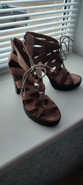 Продаю стильні босоніжки на літо