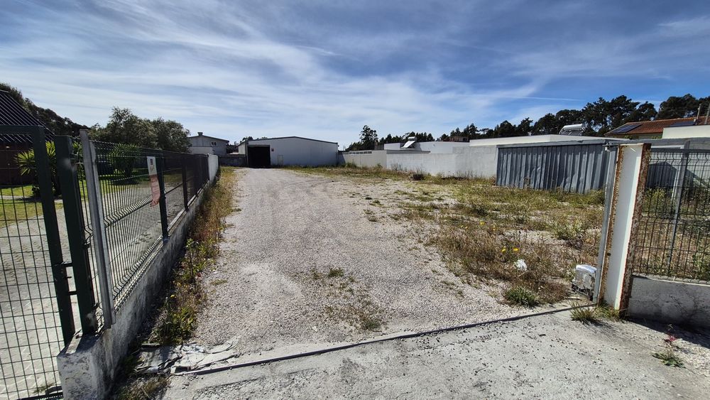 Arrendo armazém com 600m2 água e luz incluído