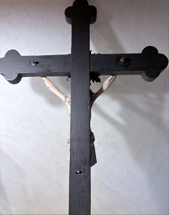 Antigo crucifixo em pau santo com Cristo esculpido em madeira e policromado