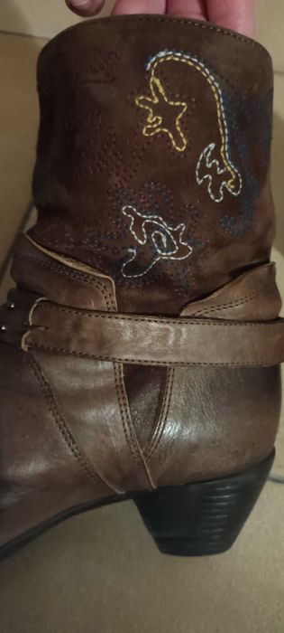 Botas de pele com bordados