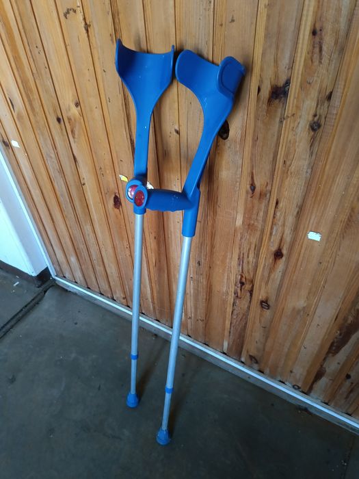 Kule ortopedyczne łokciowe – różne kolory, regulacja 145–195 cm

Na sp