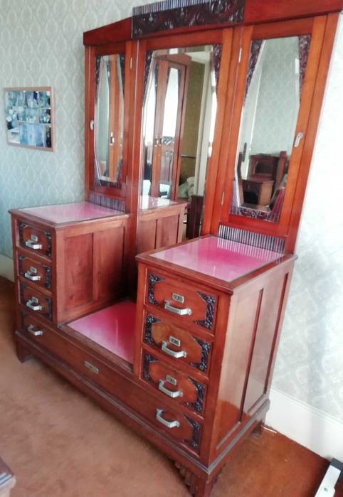 Comoda ou Toucador antiga Art Deco em madeira maciça e espelho triplo