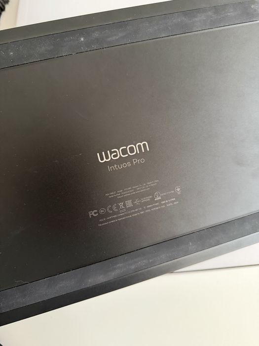 WACOM Pen Tablet Intuos Pro Medium плантеш