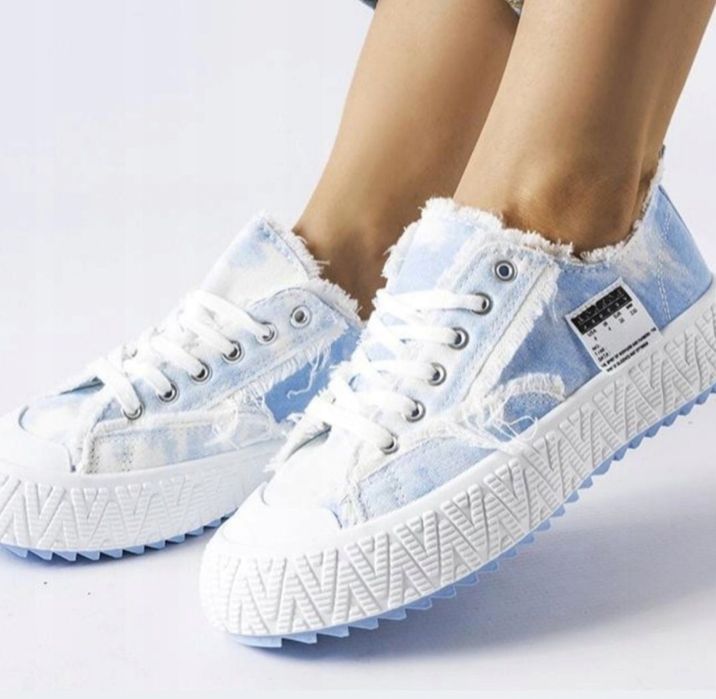 Trampki dekatyzowane z przetarciami