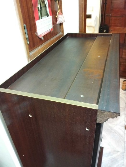 Móvel de arrumação com prateleiras em bom estado