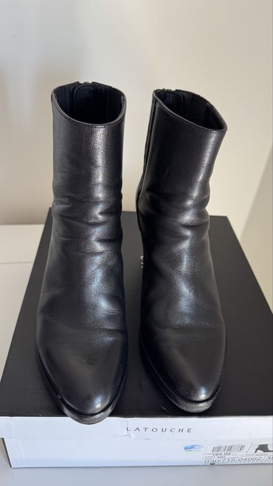 Botins em pele , otimos!!