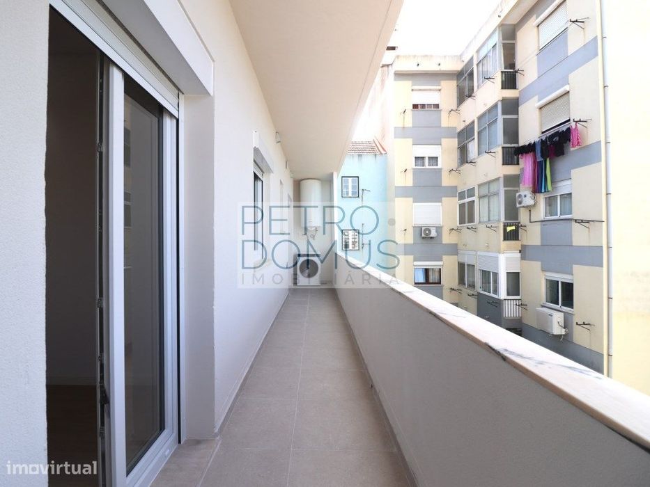 T3 Com 3 Wc Em Prédio Totalmente Remodelado - Almada