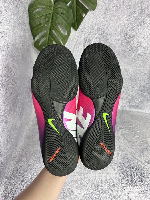 Футбольне взуття: футзалки, бутси Nike