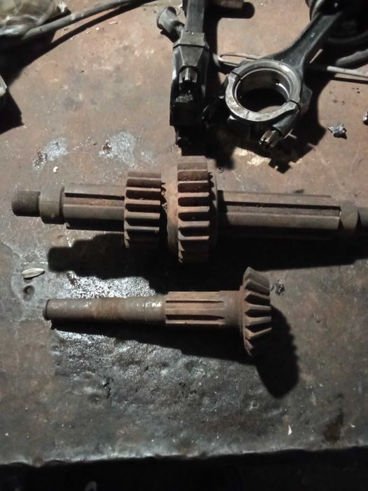 Вал КПП на Т-25 із шестернею в гарному стані, 2 штуки.