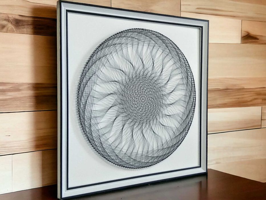 Картина-мандала у техніці String Art.