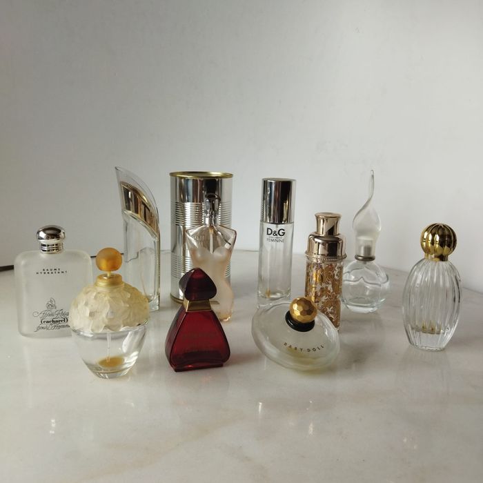 Lote de 10 frascos (vazios) de perfume, de coleção.