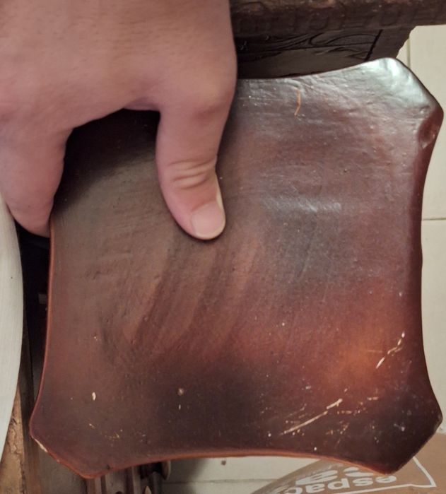 Coluna decorativa com figuras