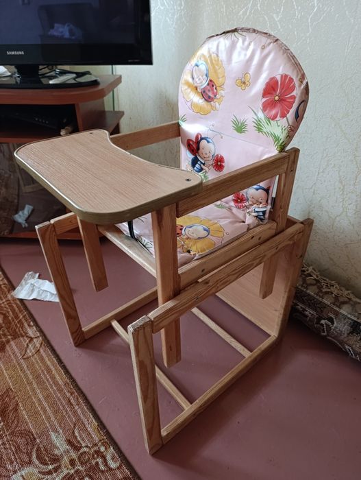 Столик для годування та заняття