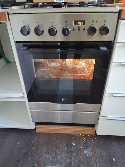 Kuchenka gazowa z piekarnikiem elektrycznym Elektrolux