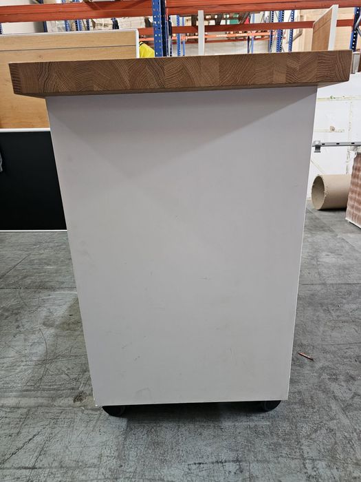 Móvel de bar, com rodas. Madeira maciça e ótimo estado.