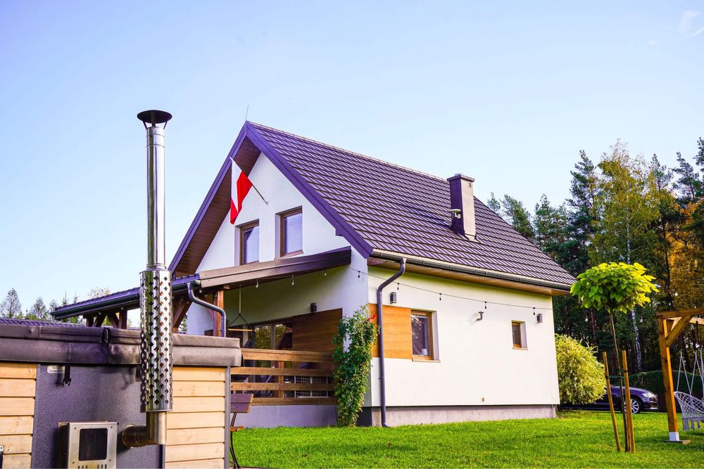 Domek z Kominkiem Nad Jeziorem z jacuzzi ogrodowym