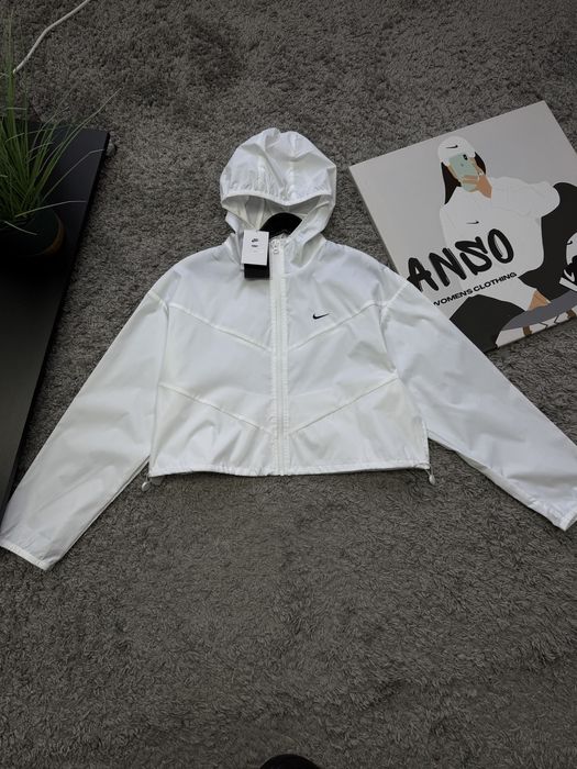 Жіноча нова куртка вітровка Nike