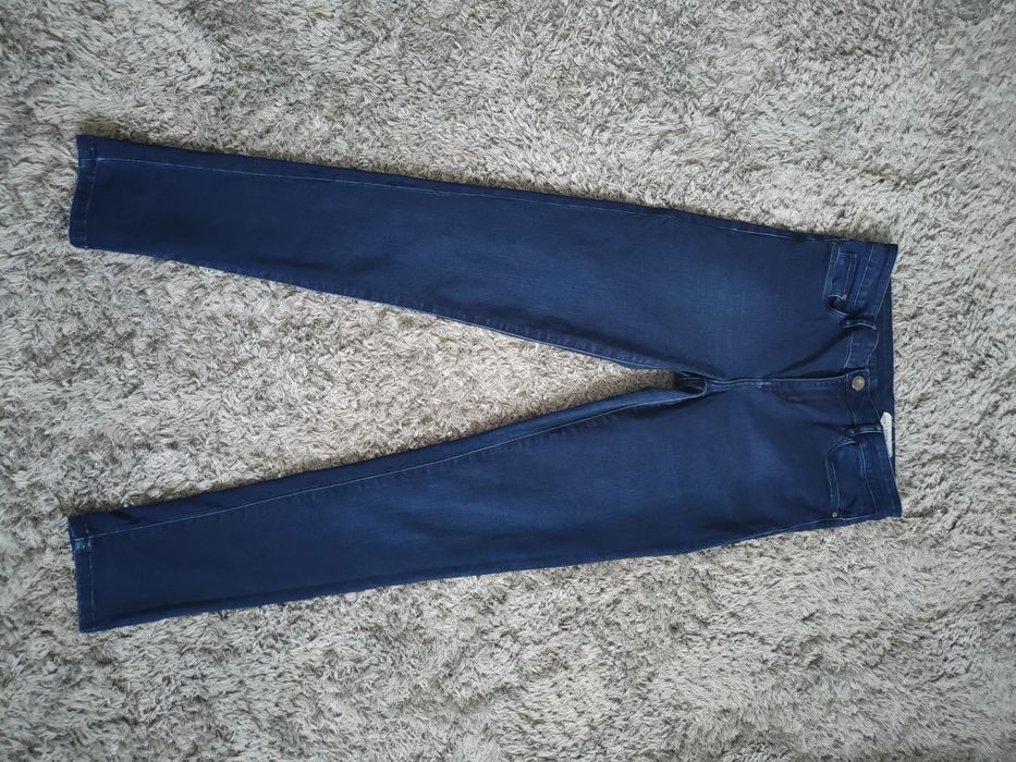 Granatowe niebieskie jeansy skinny