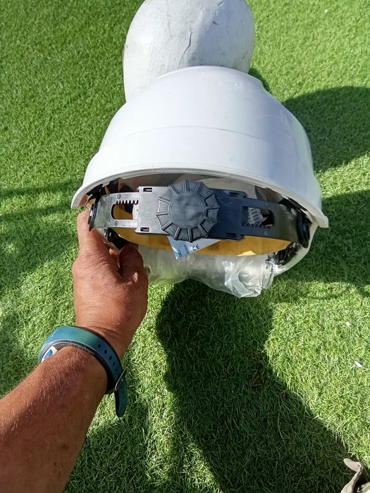 Capacete de proteção com óculos embutidos