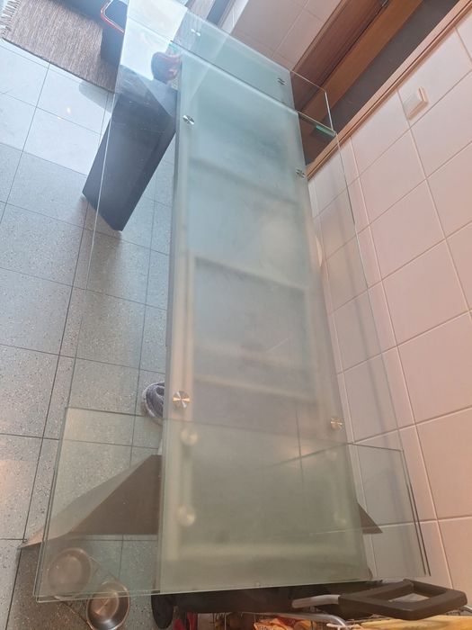 Mesa dw jantar Extensivel- tampo em vidro e pes em madeira castanha