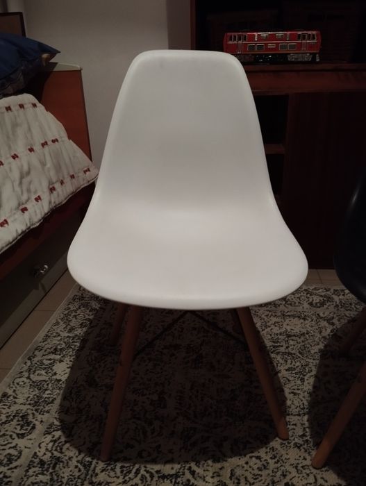 Duas Cadeiras Branco e Preto