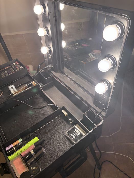 Mobilna walizka kufer kosmetyczny Karaja