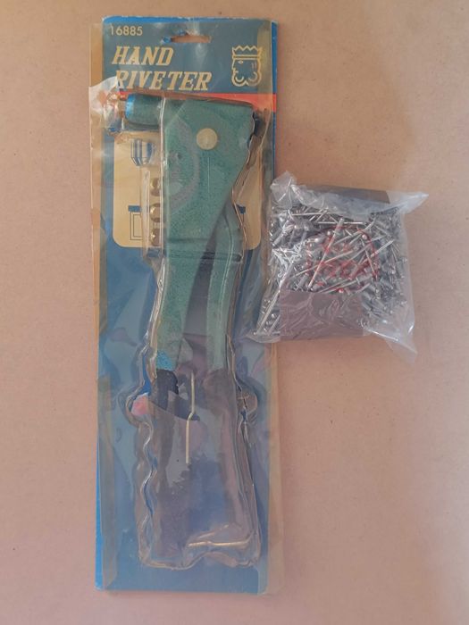 Ferramenta Rebitadora ou Rebitadeira nova e Rebites