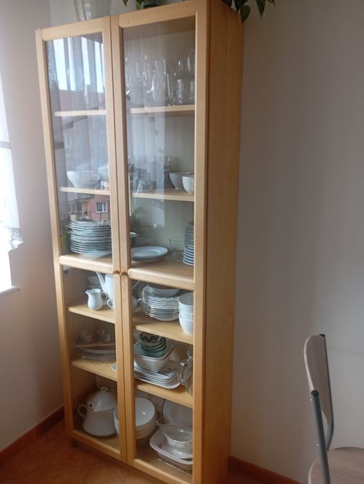 Witryna ze szklanymi drzwiami.