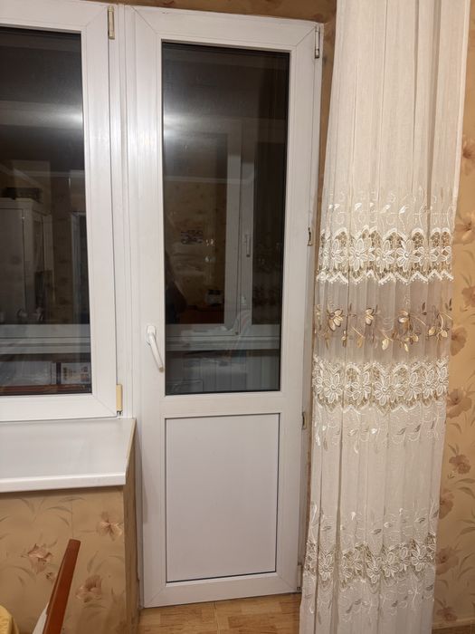 Вікно та двері на балкон