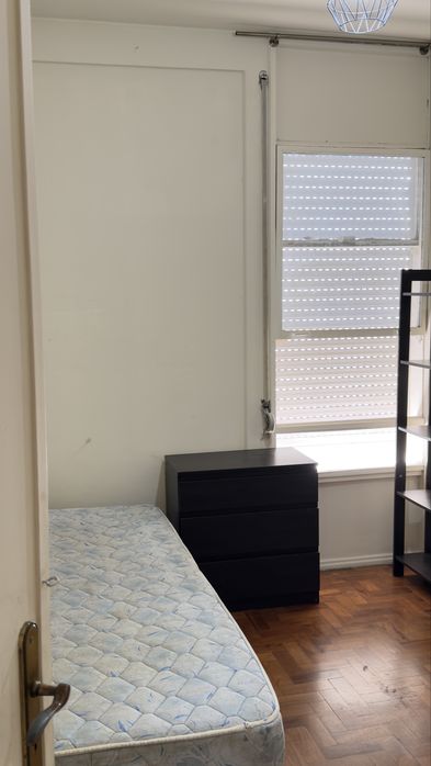 Tenho Quartos  para arrendar , um com varanda e o outro sem varanda , apartamento com duas casas de banho , presik com elevador e todo remodelado