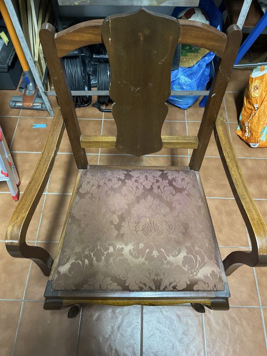 Cadeira de madeira com tecido