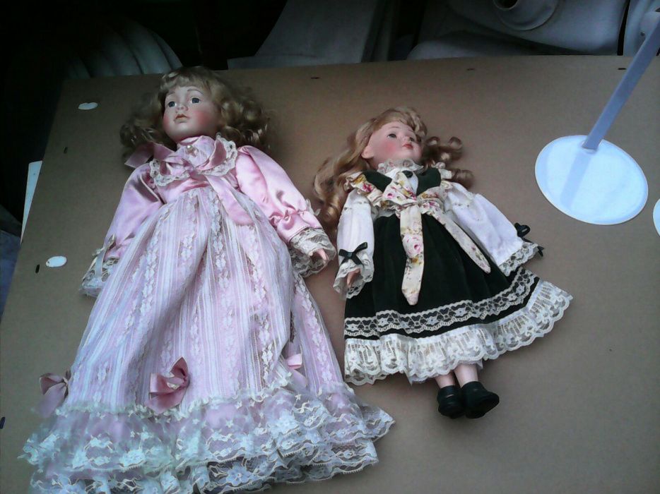2 bonecas antigas com suporte