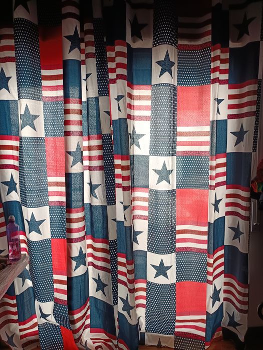 Cortinados, almofadas e colcha do mesmo padrão, nunca usada.