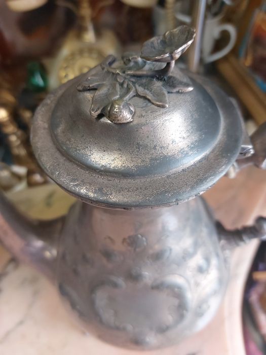 Bule banhado a prataccom motivos florais, estilo Rococó