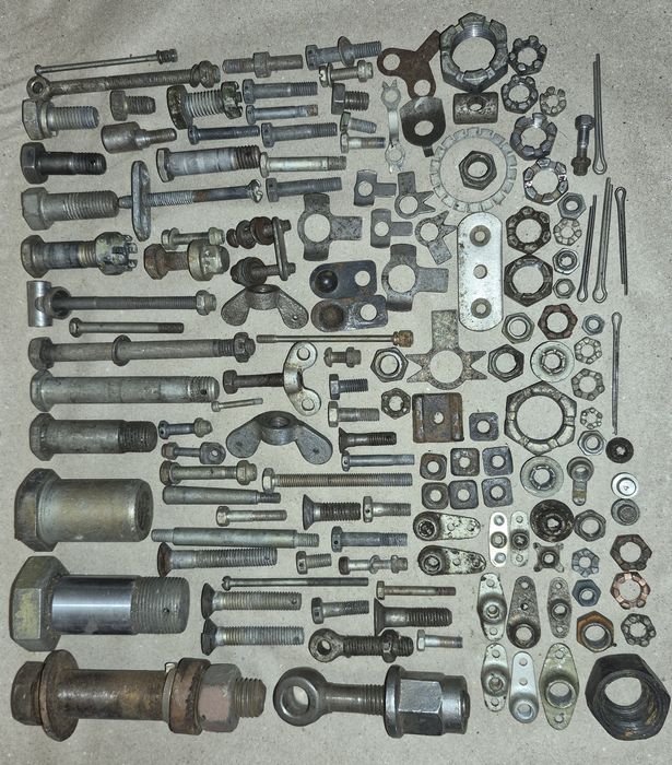 Крепеж (болтики, гаечки) авиационные.