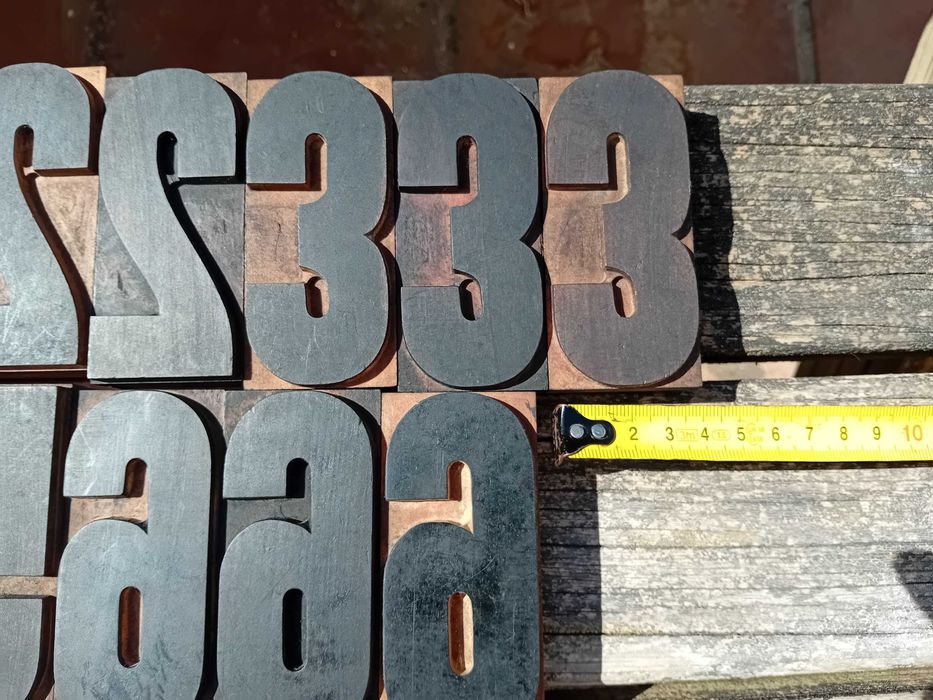Numeros antigos tipografia madeira
