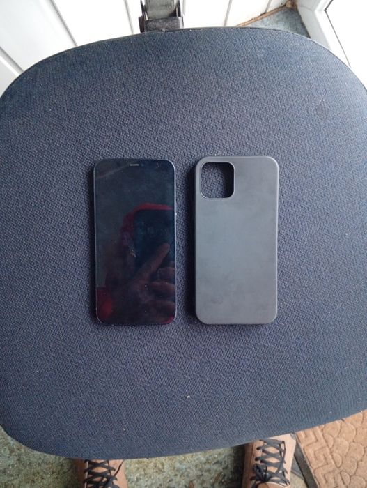 Айфон 12 на 128.На айклауді