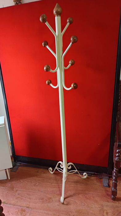 Cabide metálico com bolas madeira